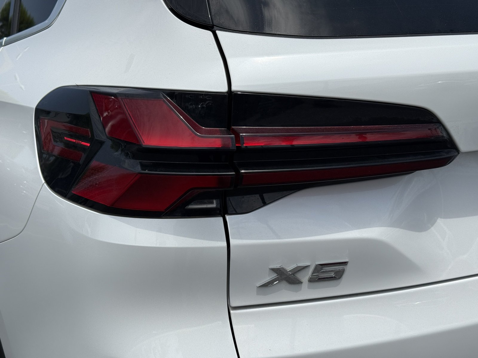Used 2024 White Metallic BMW sDrive40i image 11