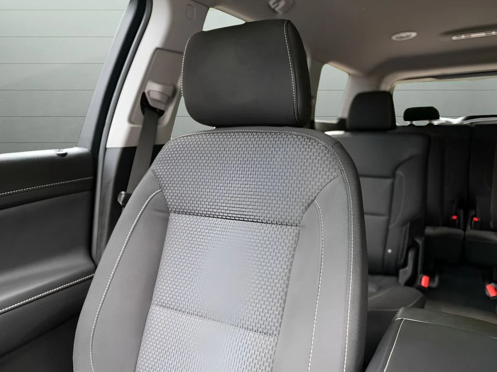 Used 2022 White GMC SLE image 40