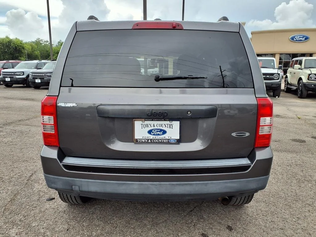 Used 2014 Gray Jeep Sport image 21