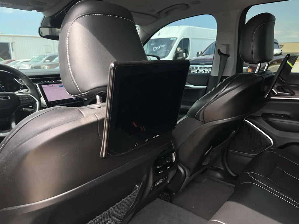 Used 2023 Silver Zynith Jeep 4xe image 28