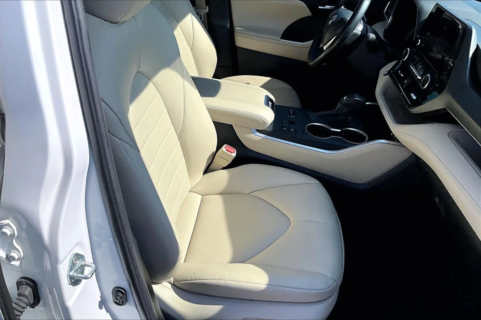 Used 2023 Wind Chill Pearl Toyota Hybrid XLE image 8