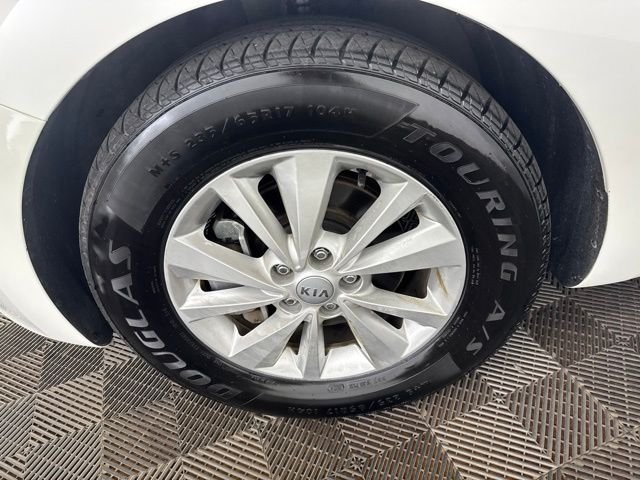 Used 2015 White Kia LX image 30