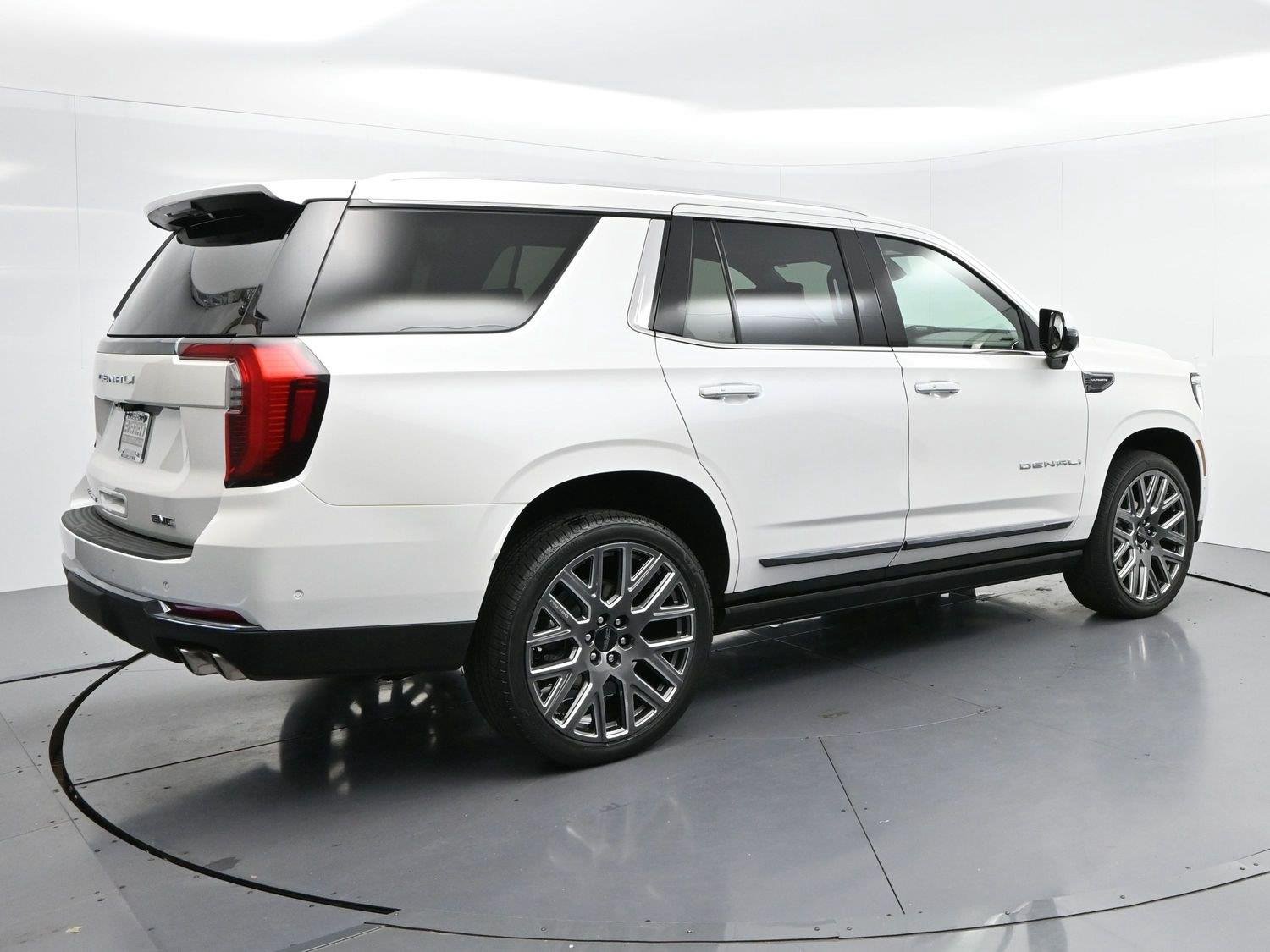 Used 2025 White Frost Tricoat GMC Denali Ultimate image 7