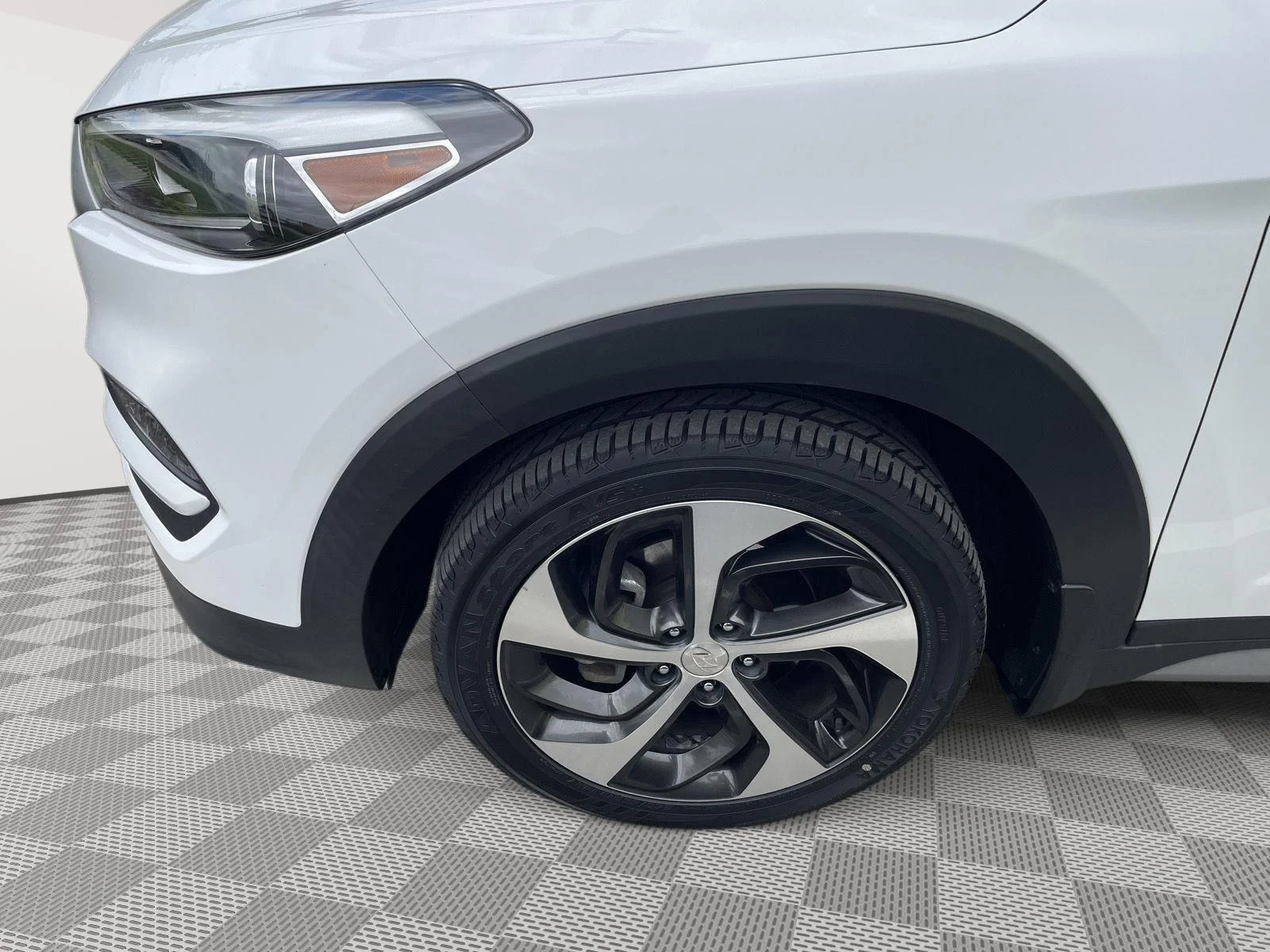 Used 2018 Dazzling White Hyundai Value image 28