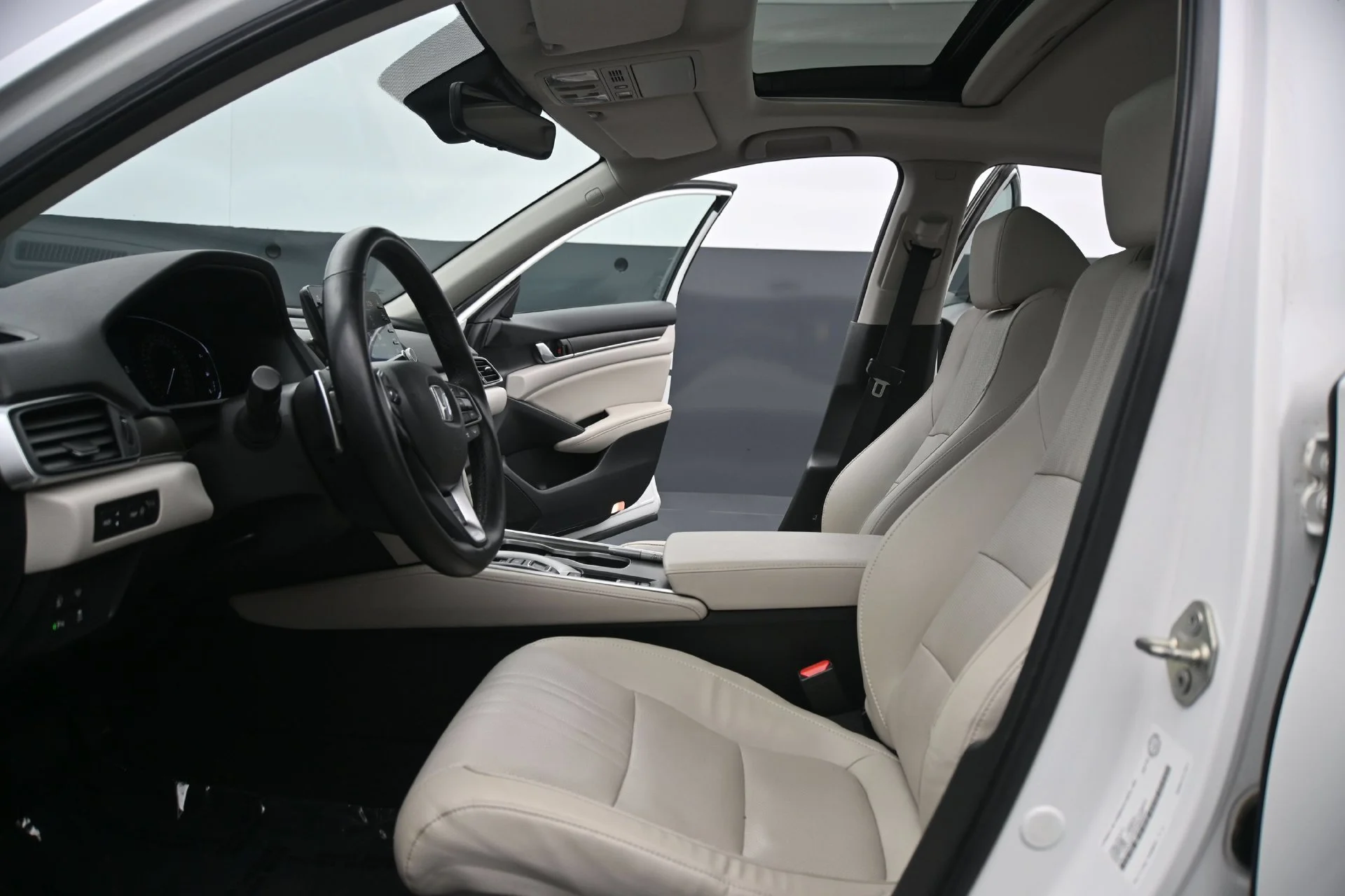 Used 2019 White Honda Touring 2.0T Auto image 23