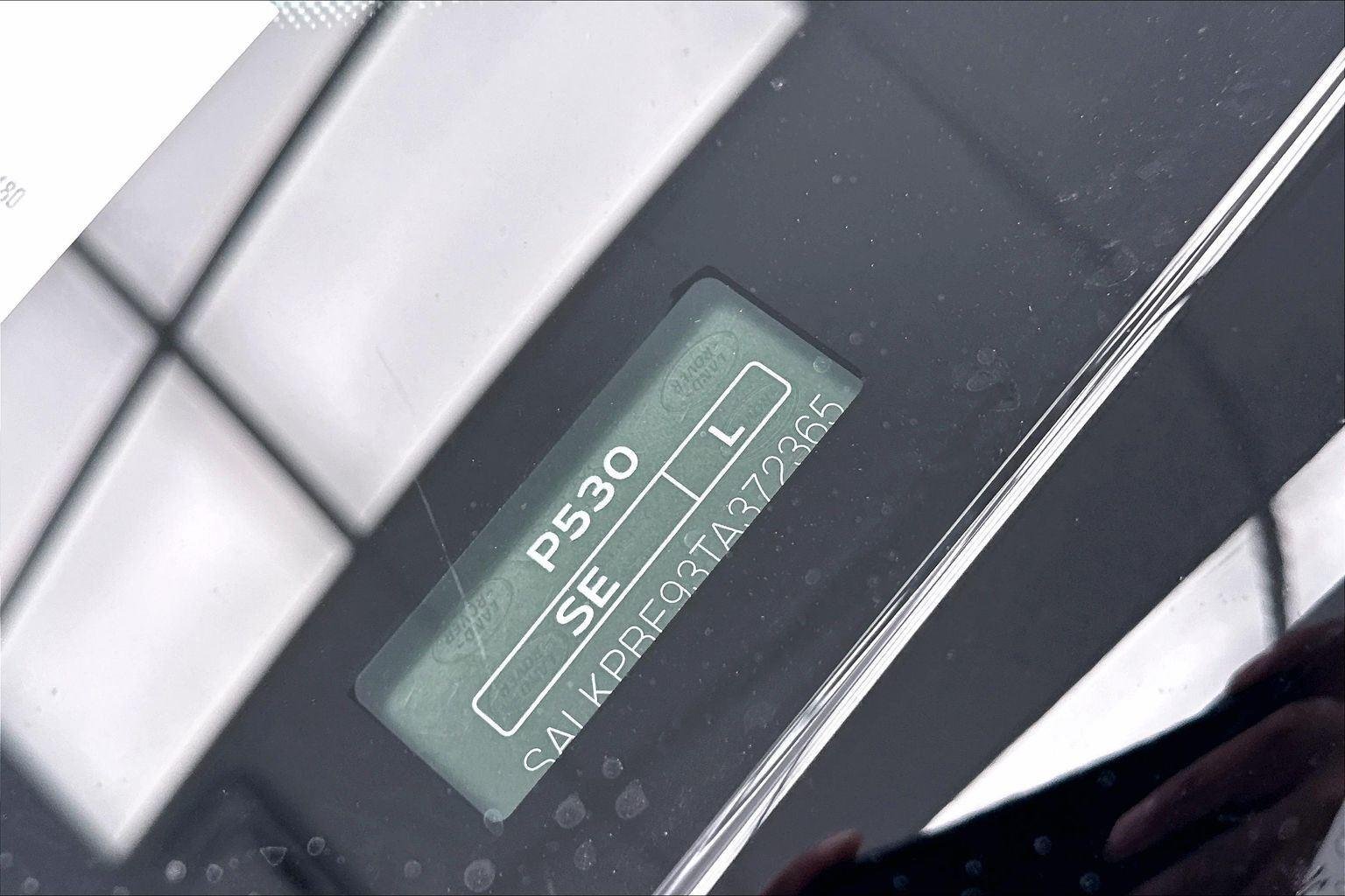 New 2026 Ostuni Pearl White Premium Metallic Land Rover SE image 19
