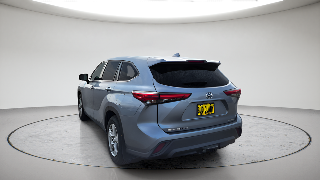 Used 2021  Toyota LE image 5