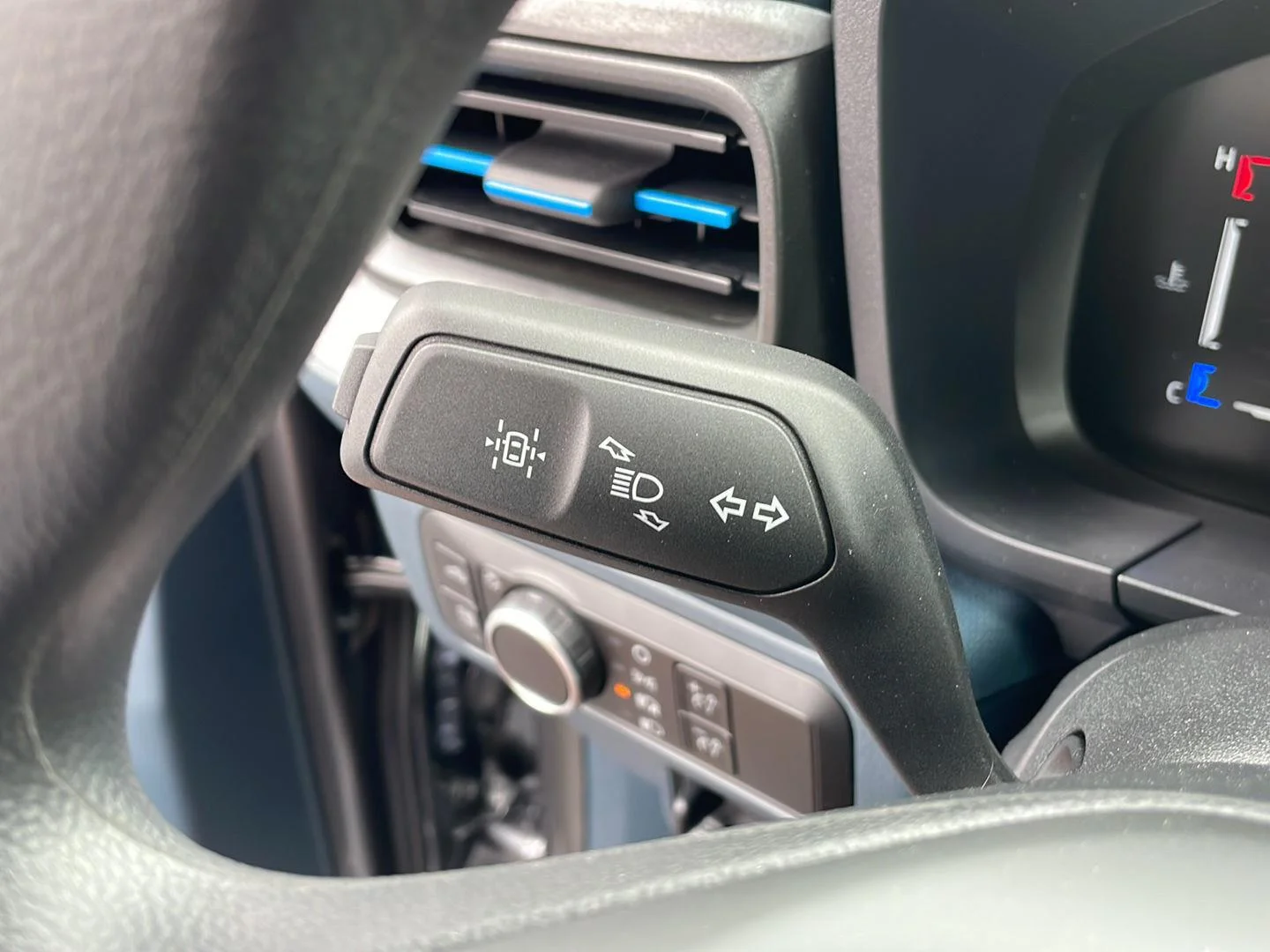 New 2026 Carbonized Gray Metallic Ford XLT image 15