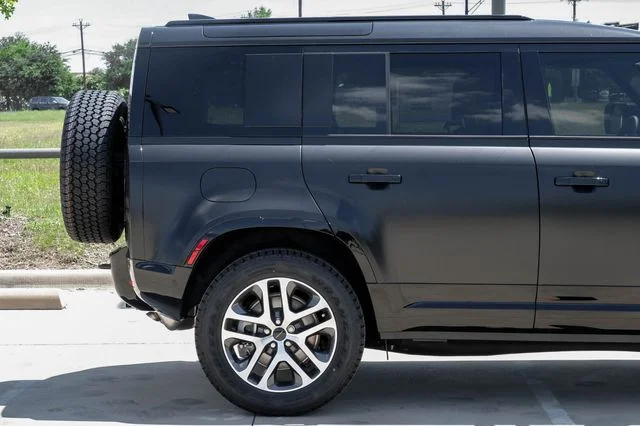New 2026 Santorini Black Land Rover X-Dynamic SE image 9