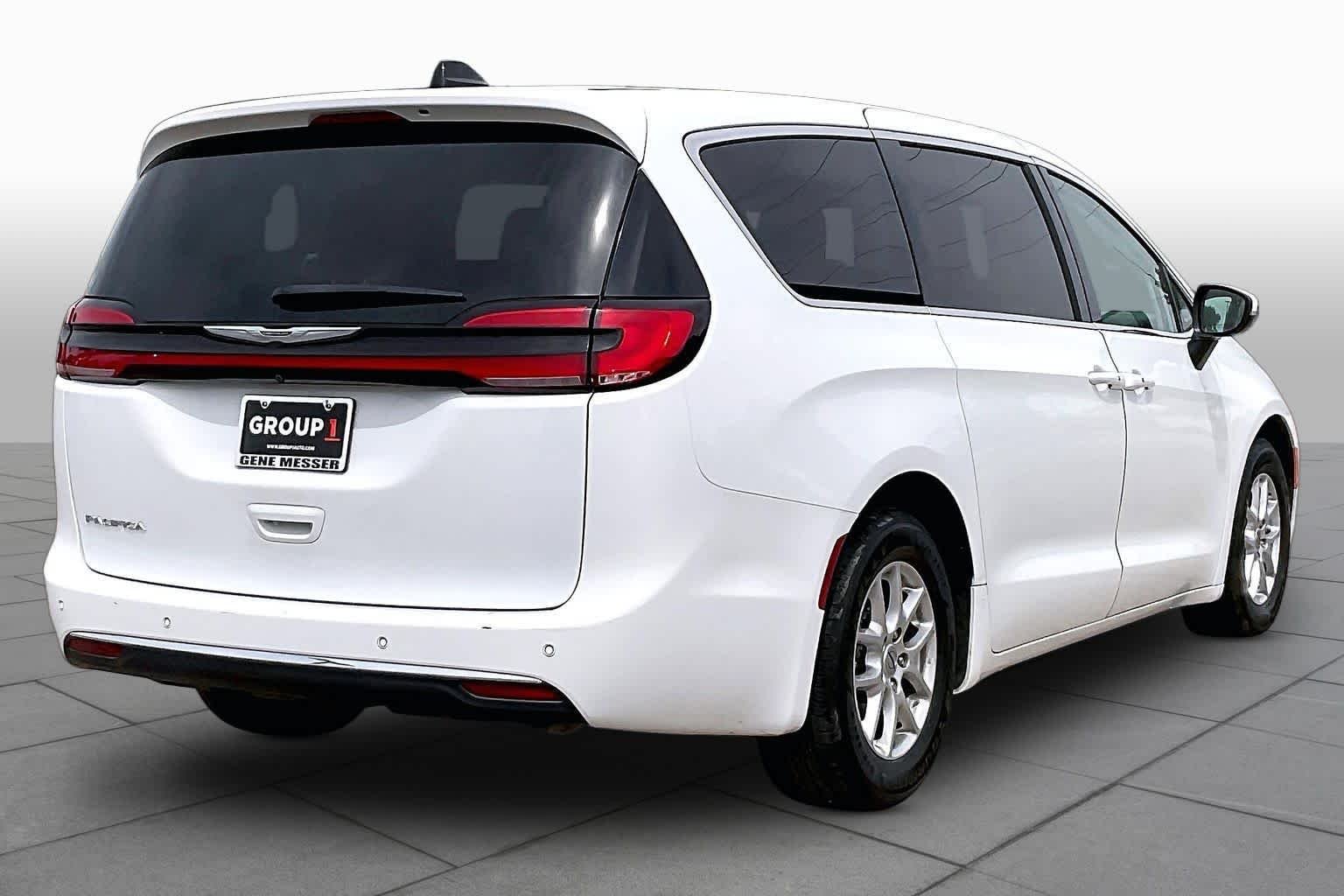 Used 2023 Bright White Clearcoat Chrysler Touring L image 12