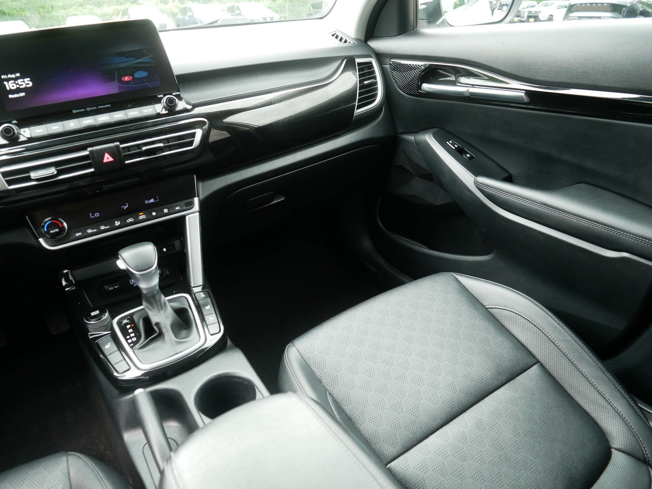 Used 2023 Snow White Pearl Kia EX image 11