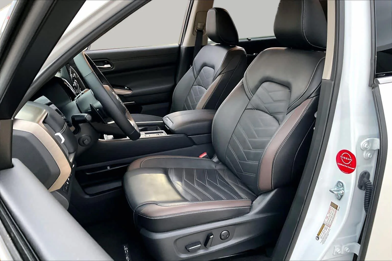 Used 2025 Everest White Pearl Tricoat Nissan Platinum image 8