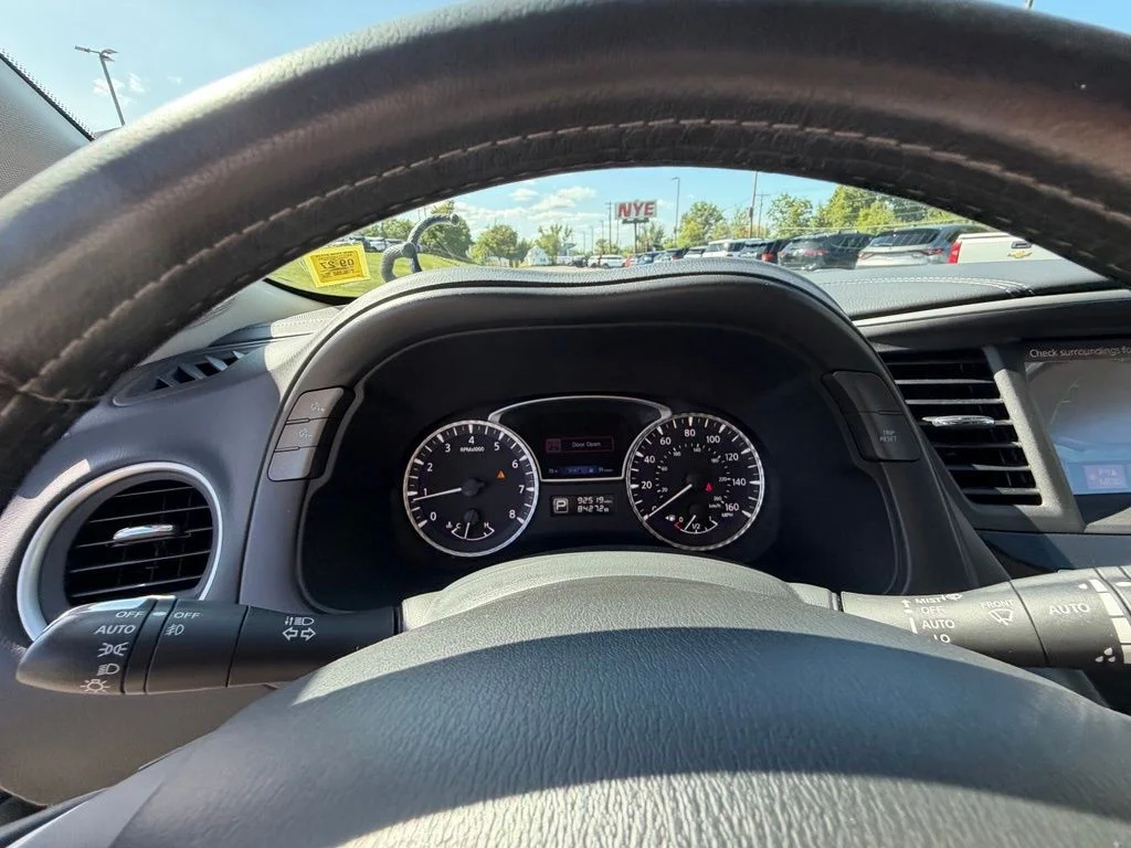 Used 2019 White INFINITI LUXE image 31