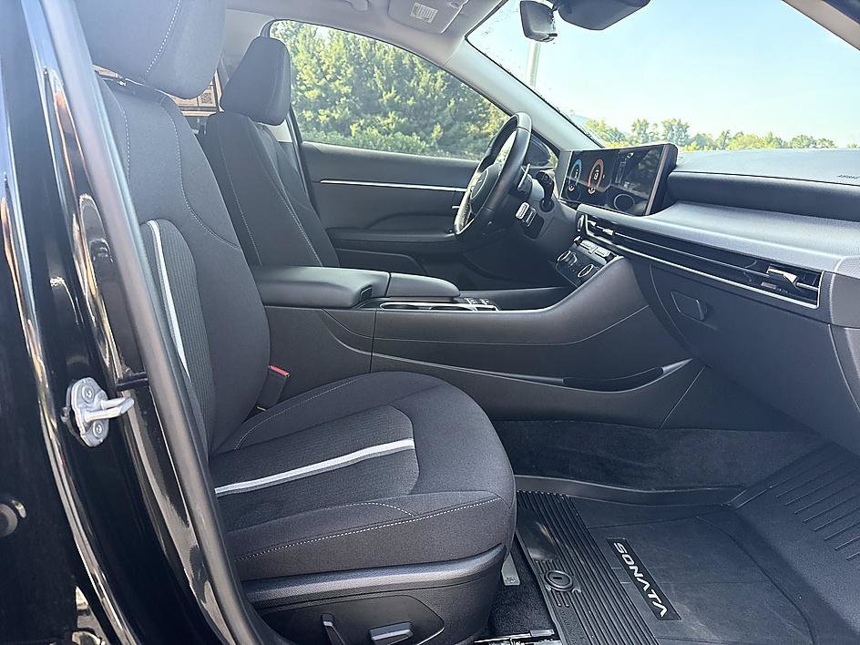 Used 2025 Abyss Black Hyundai SEL image 20
