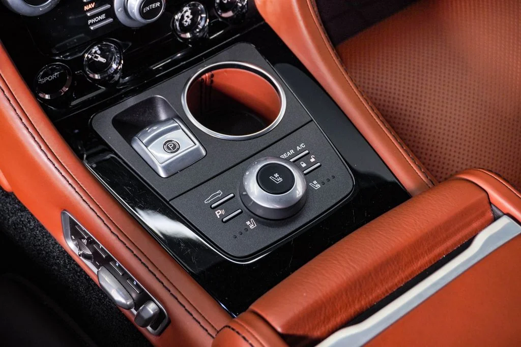 Used 2015 Meteorite Silver Aston Martin  image 32