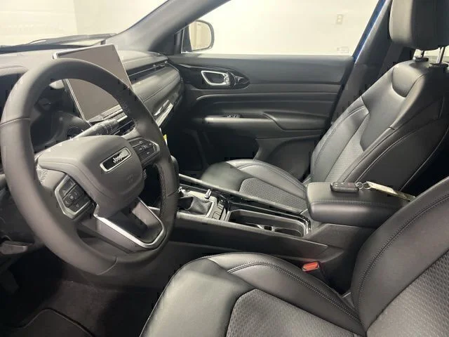 New 2026 Hydro Blue Pearlcoat Jeep Latitude image 10