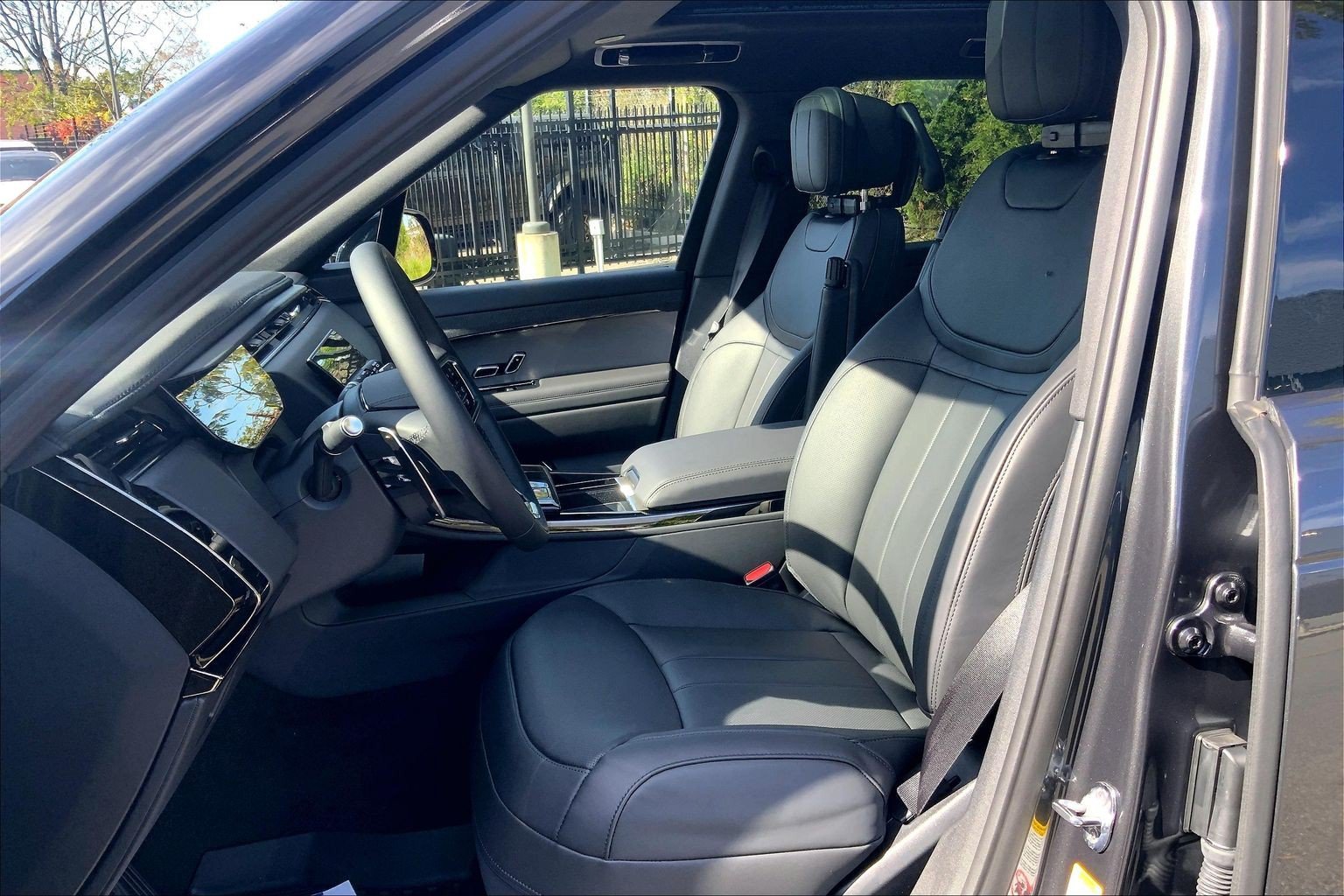 New 2027 Carpathian Gray Premium Metallic Land Rover SE image 9