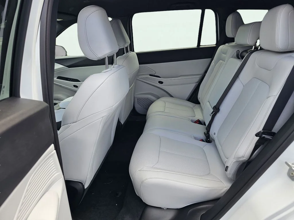 New 2026 Bright White Clear-Coat Exterior Paint Jeep Limited image 31
