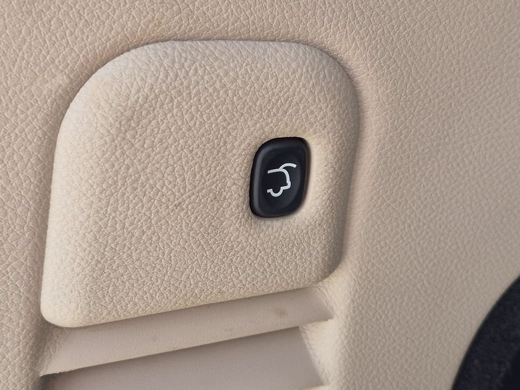 Used 2018 White Jeep Limited image 8