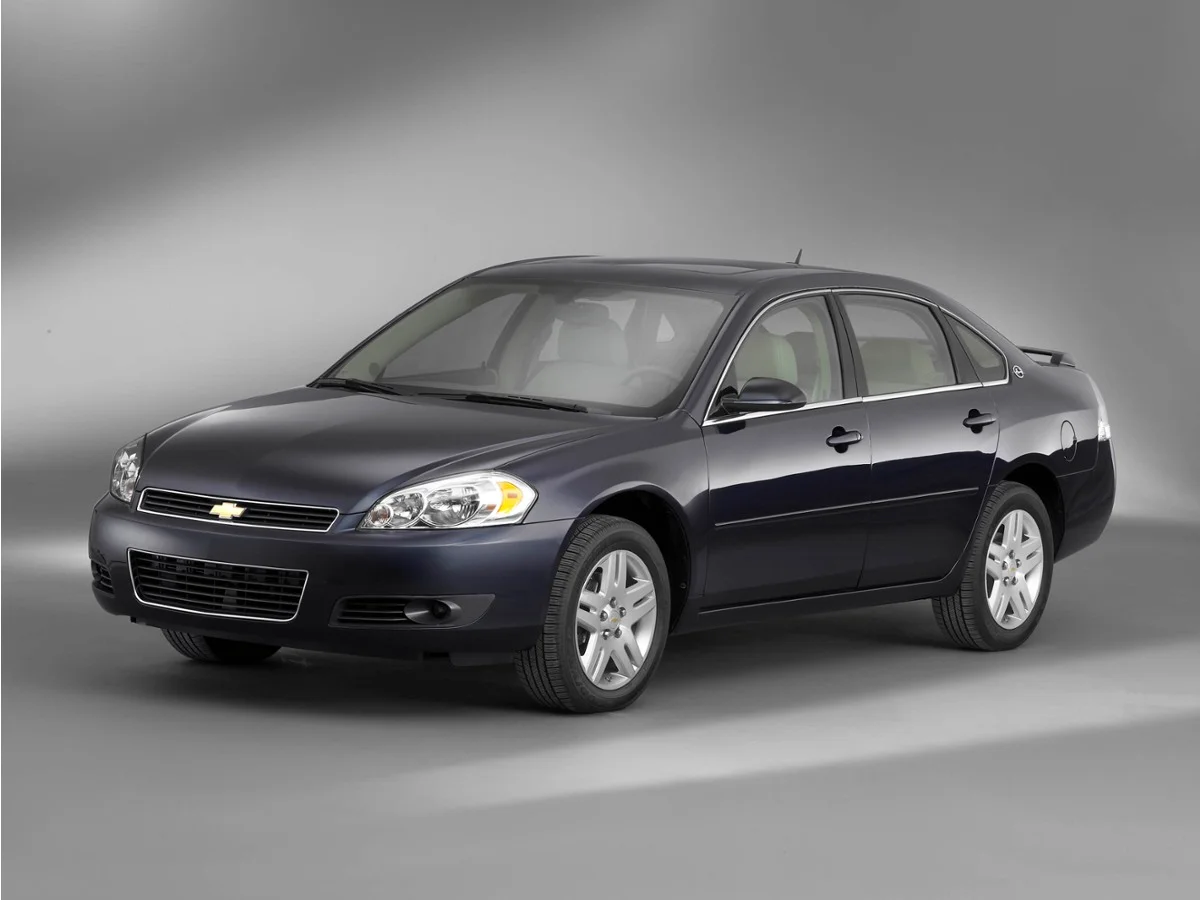 Used 2010 Summit White Chevrolet LS image 1