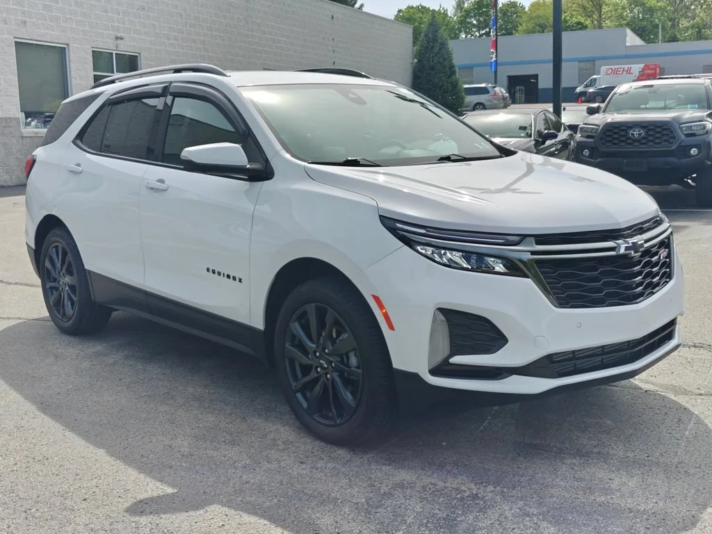 Used 2022 Summit White Chevrolet RS image 3