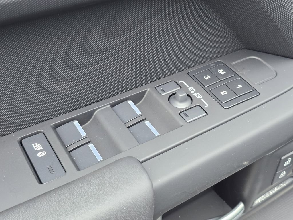 New 2026 Fuji White Land Rover X-Dynamic se image 39