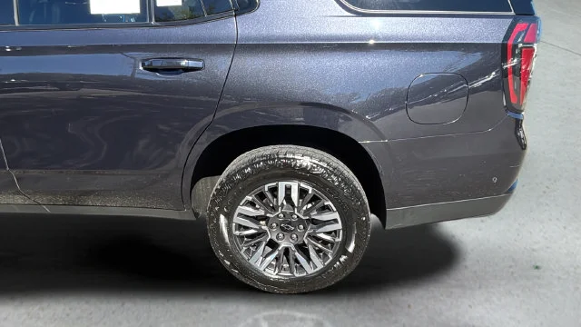 Used 2025 Gray Chevrolet Z71 image 40