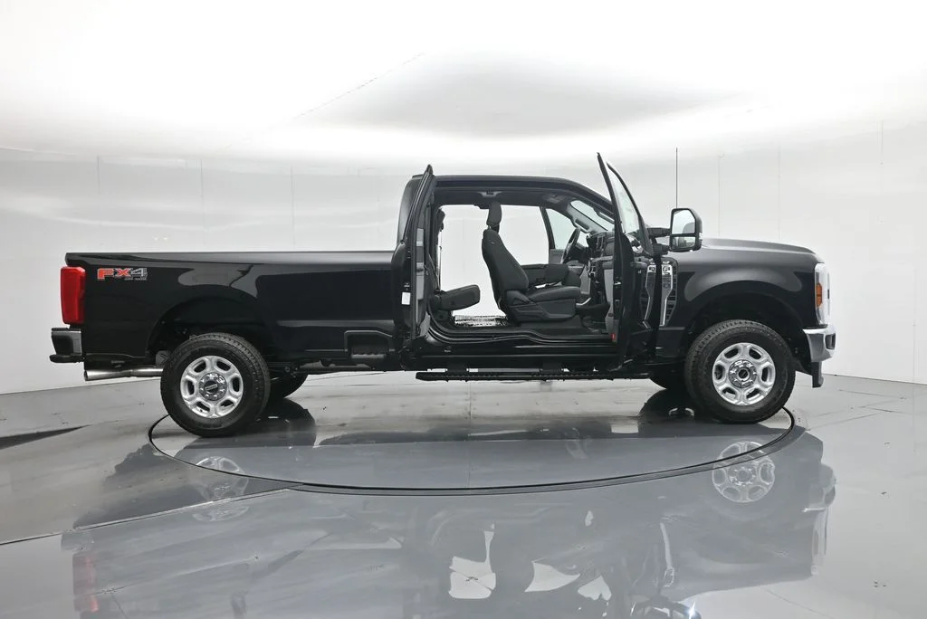New 2026 Agate Black Metallic Ford XLT image 4