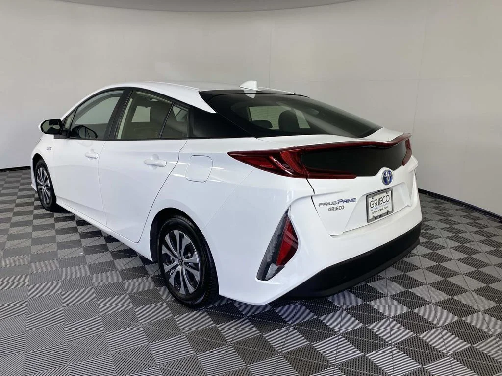 Used 2021 White Toyota LE image 6