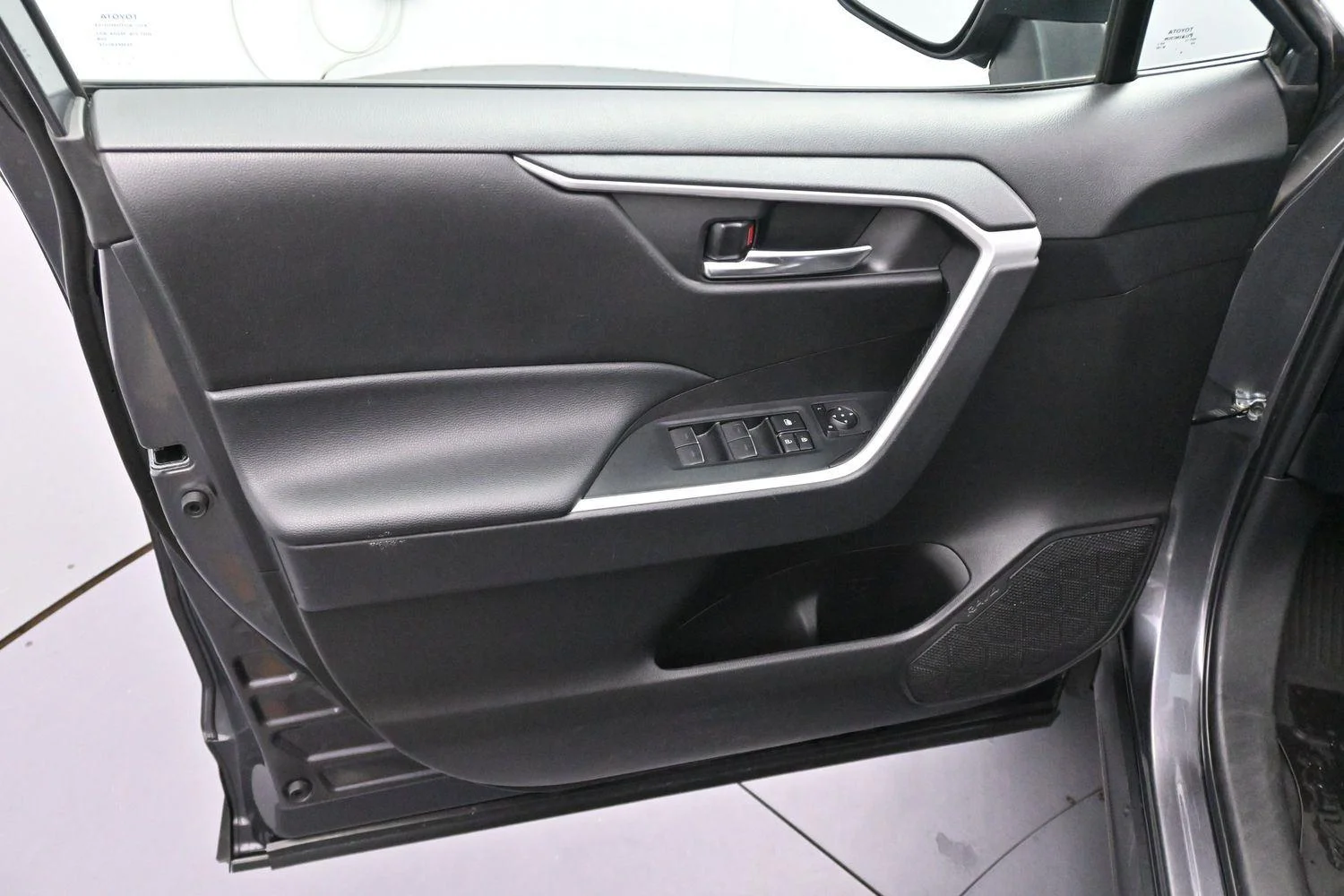 Used 2022 Magnetic Gray Metallic Toyota XLE image 9