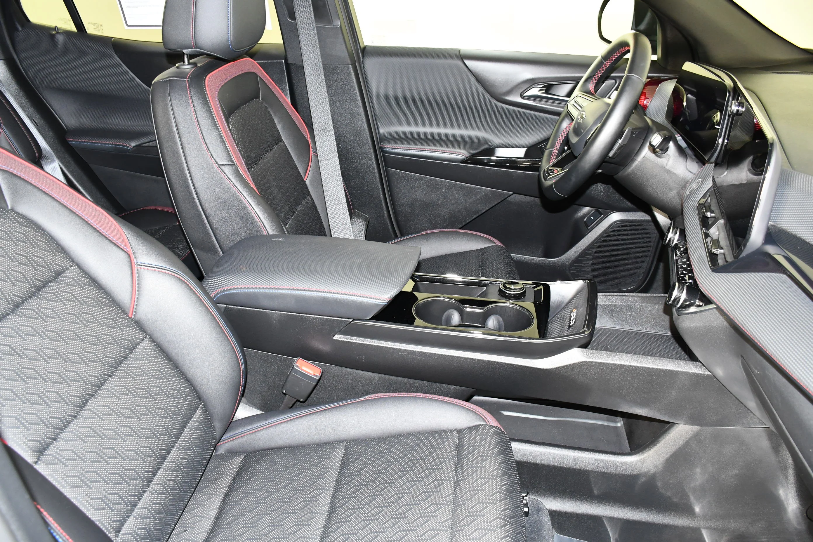 Used 2025 Sterling Gray Metallic Chevrolet AWD RS image 42