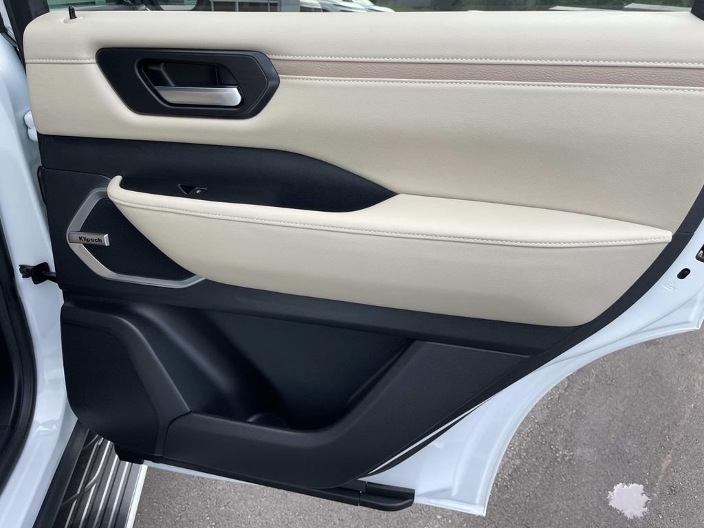 New 2026 Everest White TriCoat / Super Black Two-tone Nissan Platinum Reserve image 14