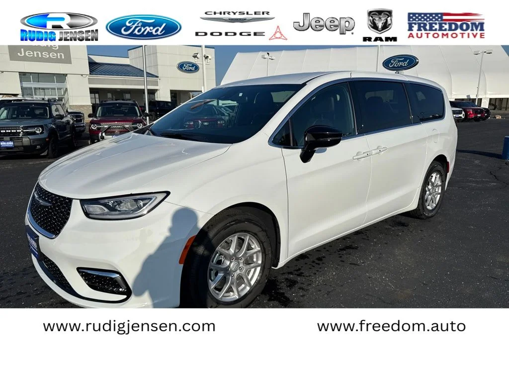 2026 Chrysler Pacifica Select's photo