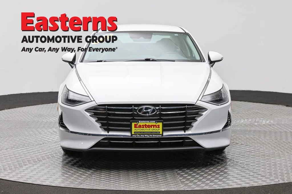 Used 2023 White Hyundai SE image 2
