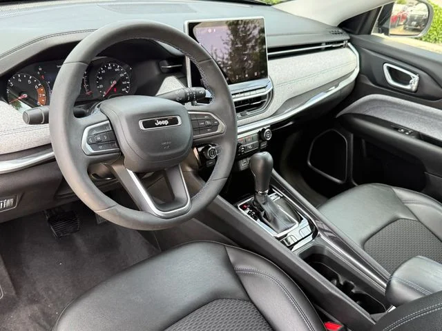 Used 2022 Gray Jeep Latitude image 10