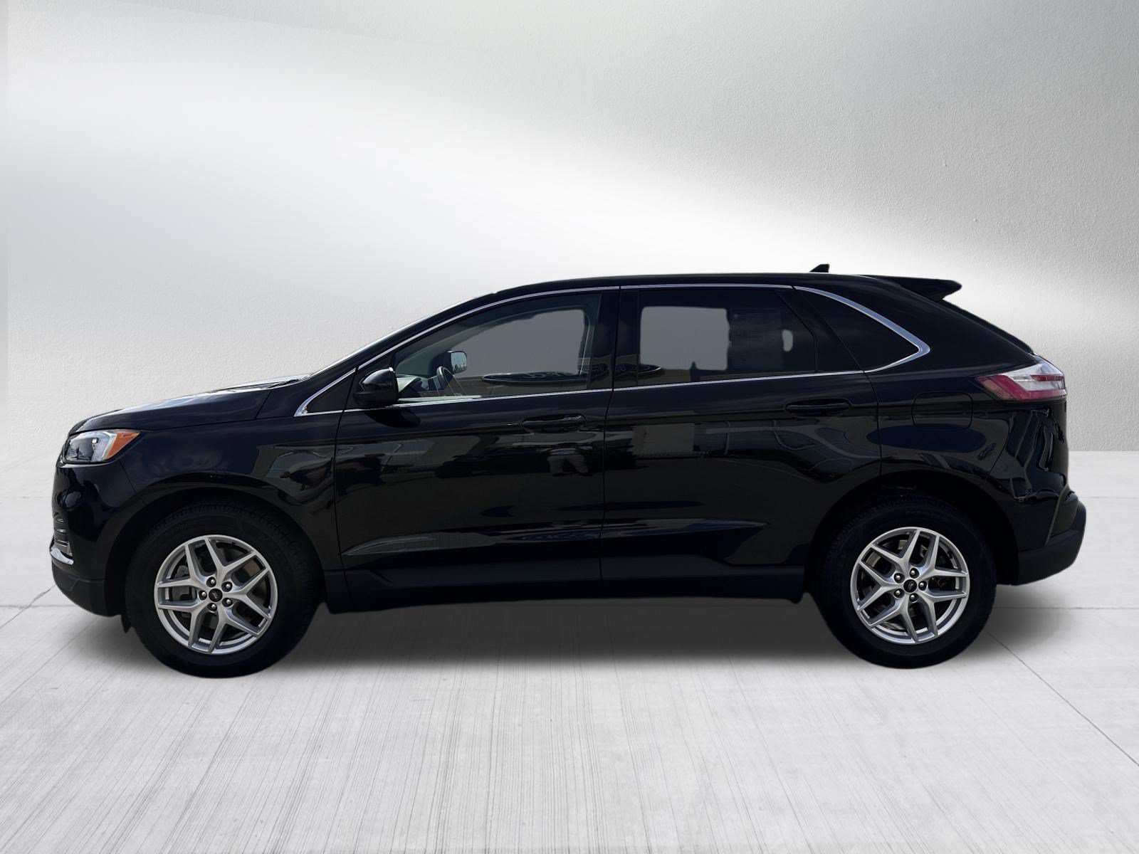 Used 2024 Agate Black Metallic Ford SEL image 4