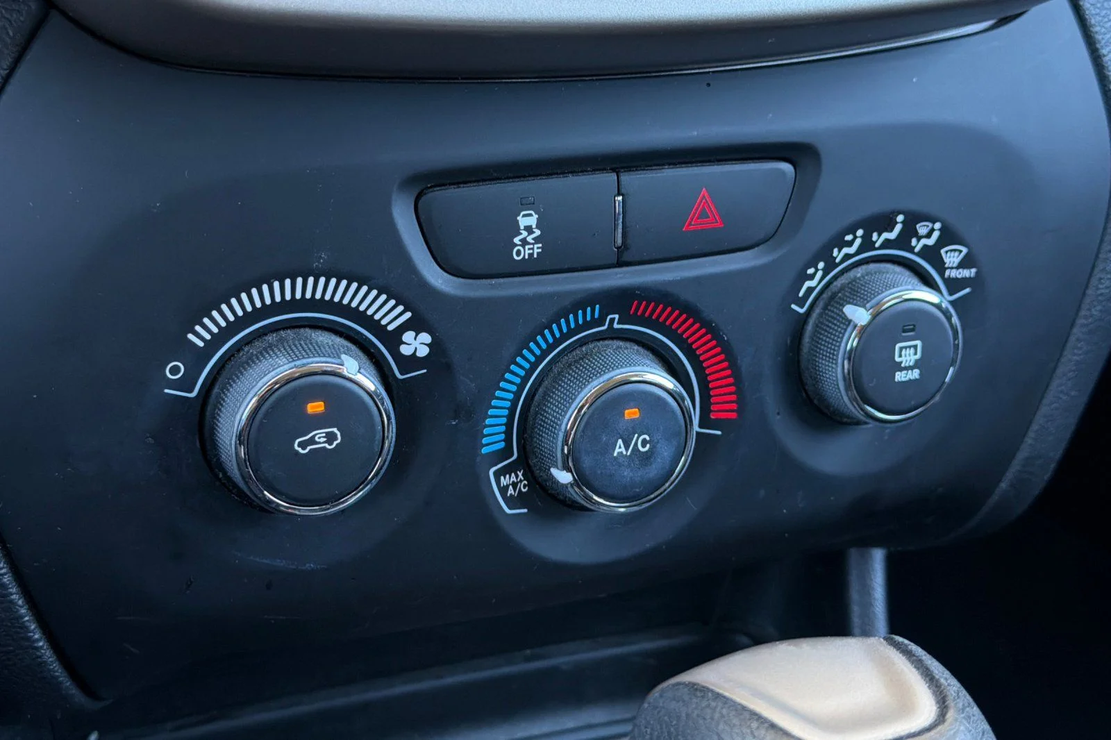 Used 2018 Silver Jeep Latitude image 22