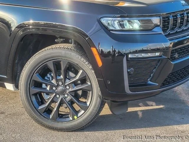 New 2026 Diamond Black Crystal Pearl-Coat Exterior Paint Jeep Limited Reserve image 3