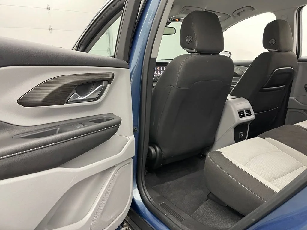 Used 2024 Downpour Metallic GMC SLE image 33