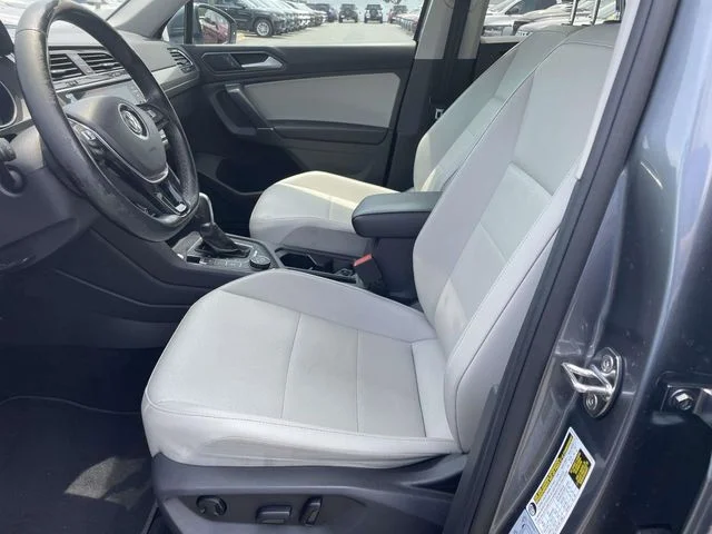Used 2018 Gray Volkswagen 2.0T SEL image 17