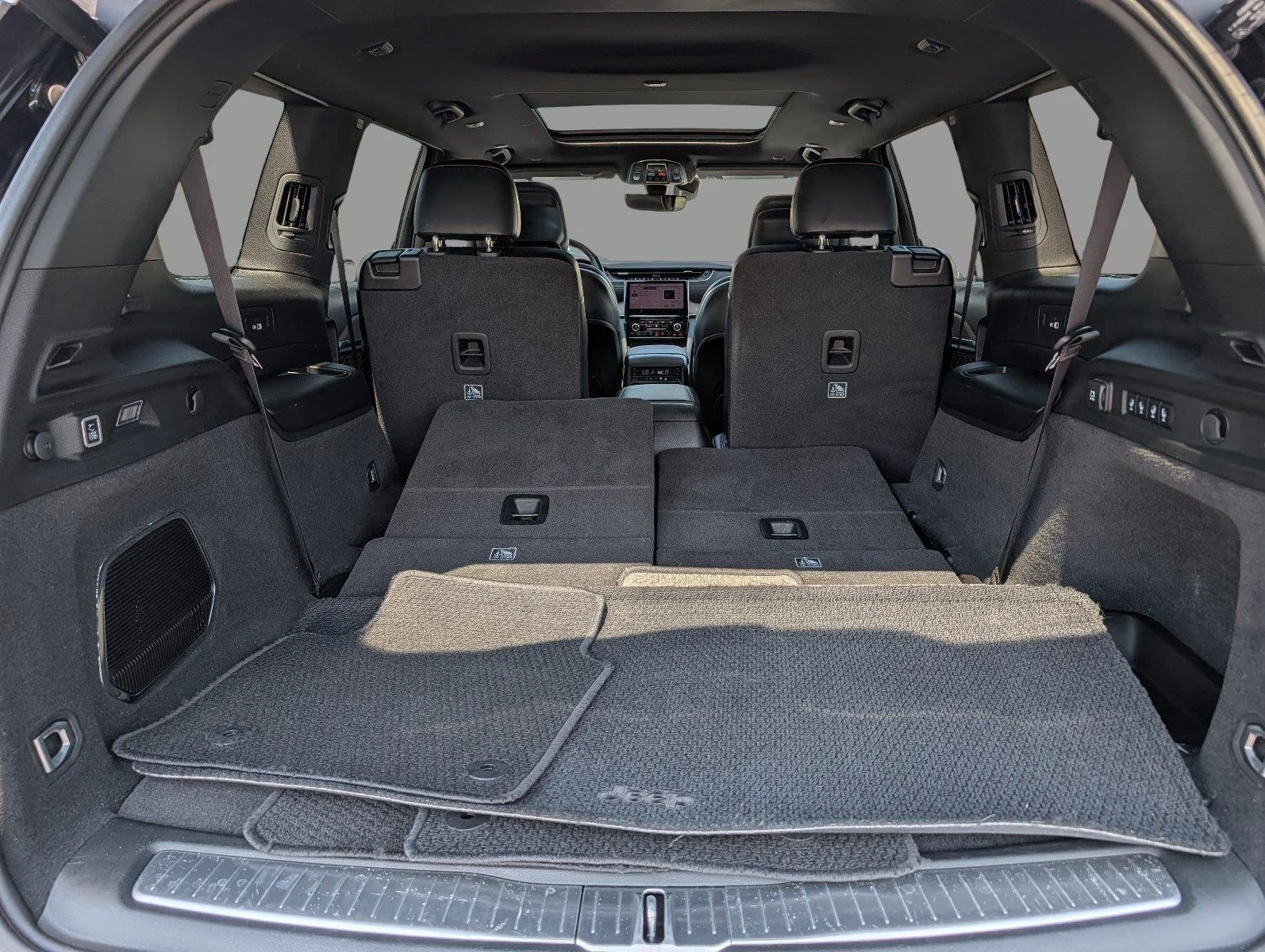 Used 2025 Diamond Black Crystal Pearlcoat Jeep Summit image 35
