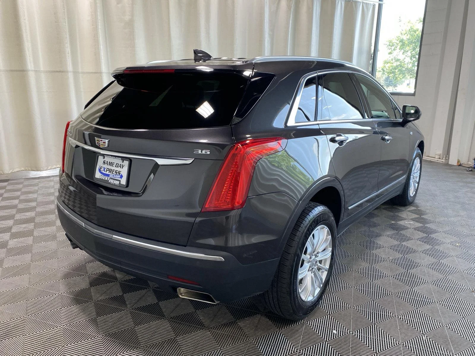 Used 2018 Dark Granite Metallic Cadillac FWD image 7