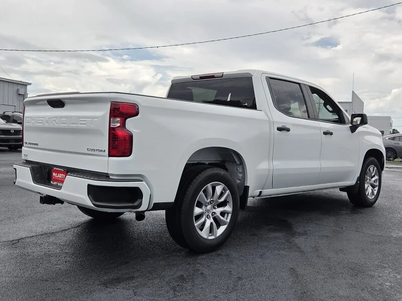 Used 2022 Summit White CHEVROLET CUSTOM image 5