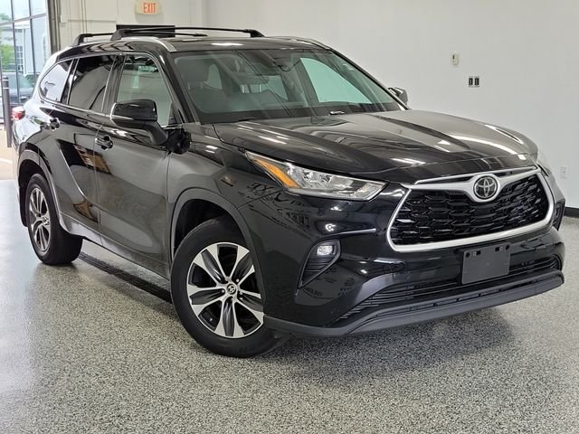 Used 2020 Black Toyota XLE image 1