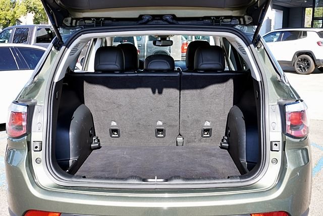 Used 2018 Green Jeep Latitude image 12