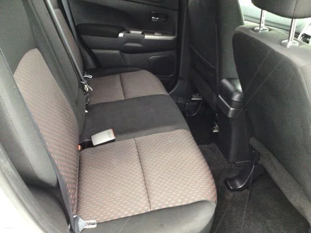 Used 2019 Pearl White Mitsubishi 2.0 SE image 21