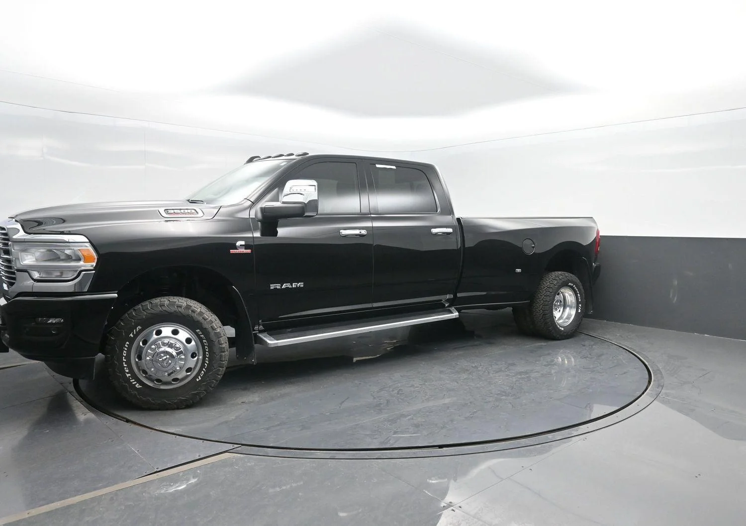 Used 2024 Diamond Black Crystal Pearlcoat Ram Laramie image 46