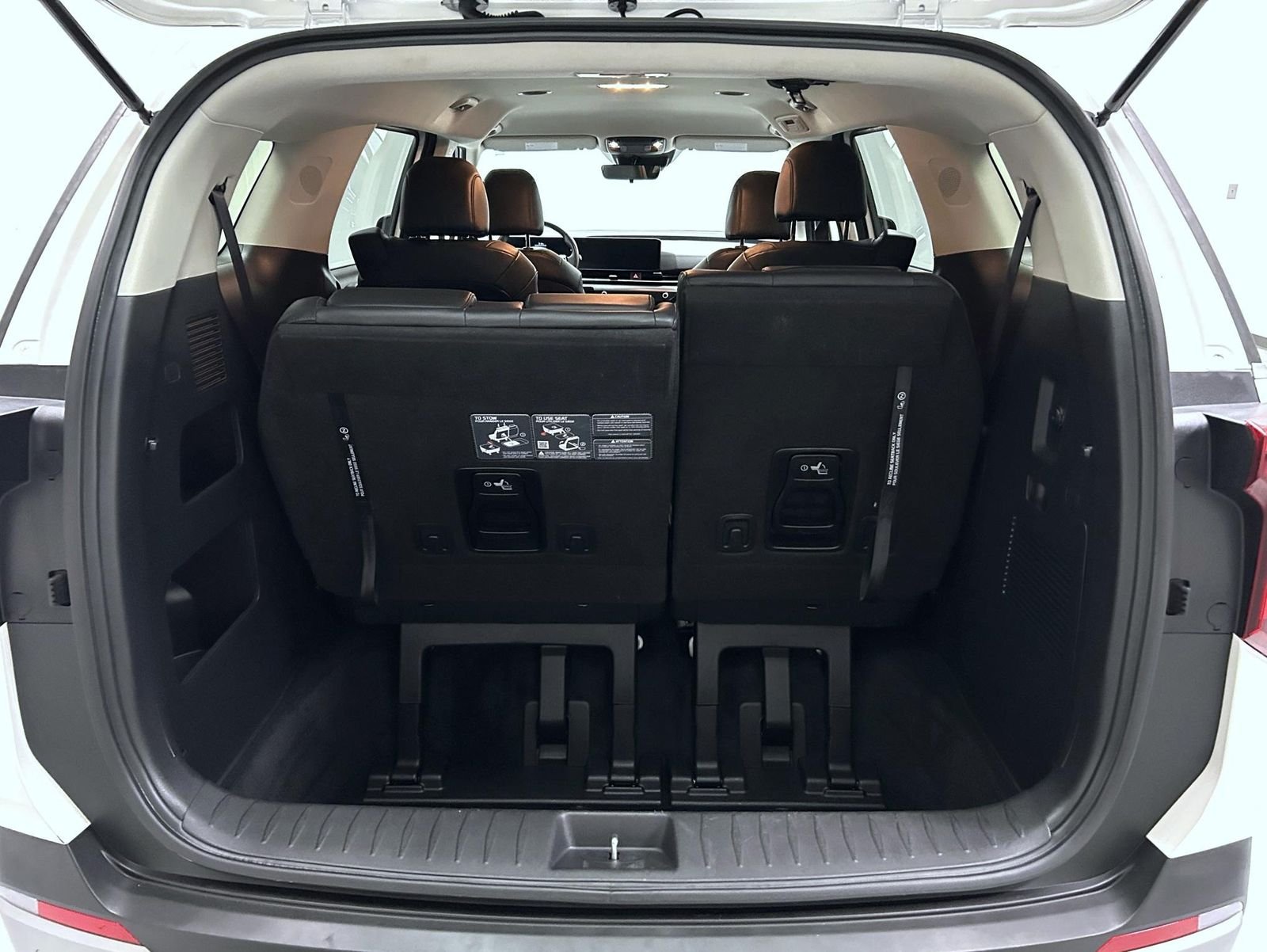 Used 2025 White Kia LXS image 21