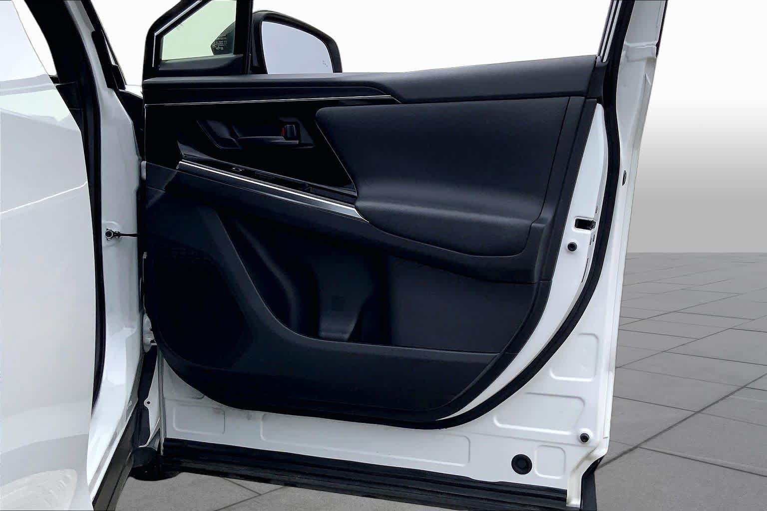 Used 2023 Wind Chill Pearl w/Black Roof Toyota Limited image 21