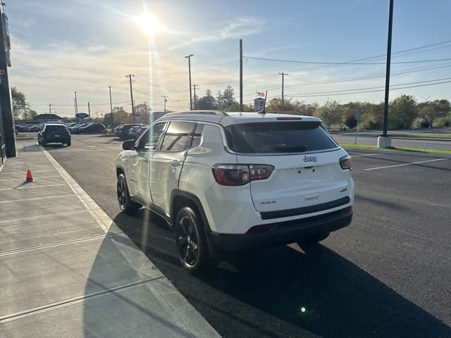 Used 2018 White Clearcoat Jeep Latitude image 5